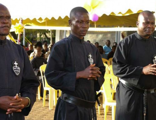 Tre PROFESSIONE PERPETUE in Kenya (CARLW)